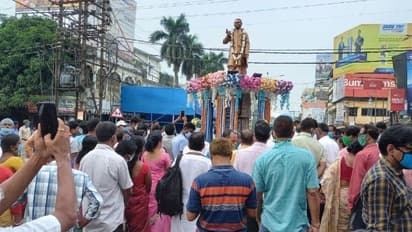 রায়গঞ্জে বসল প্রয়াত কংগ্রেস নেতার মূর্তি, সৌজন্যের নজির তৃণমূল পরিচালিত পুরসভার
