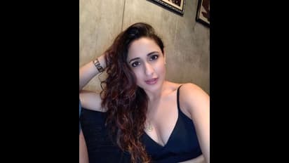 `కంచె` హీరోయిన్‌ చేతిలో ఛాన్స్ లు లేవుగానీ.. అక్కడ మాత్రం దున్నేస్తుంది