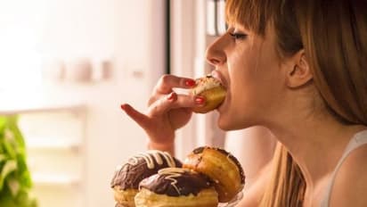 ರಾತ್ರಿ ತಡವಾಗಿ ಊಟ ಮಾಡುತ್ತೀರಾ? ಹಾಗಾದ್ರೆ ಆರೋಗ್ಯ ಜೋಪಾನ