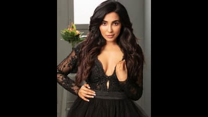 'అర్జున్‌రెడ్డి' ని వదలుకున్న మలయాళి అందం.,హాట్ లుక్ ట్రైల్స్