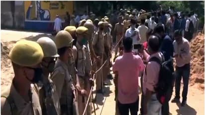 ഹത്റാസ് കൊലപാതകം; പെണ്‍കുട്ടി മരിച്ചത് കൊവിഡ് ബാധിച്ചെന്ന് പ്രചാരണം, പൊലീസിനെതിരെ കുടുംബം