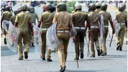 20 ట్రాక్టర్లలో వచ్చి పోలీస్‌స్టేషన్‌ను ముట్టించిన గ్రామస్తులు.. కారణమిదే