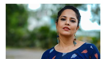 బ్లూ ఫ్రాక్...కిల్లింగ్స్ లుక్స్; వైరల్ అవుతున్న అనసూయ లేటెస్ట్ ఫొటోస్