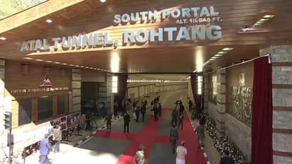 सारी सुविधाओं से लैश अंदर से इतना भव्य दिखता है अटल टनल, देखें 15 तस्वीरें..