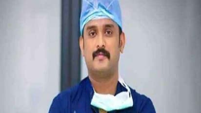 दुखद मामला: एक बच्ची की मौत के बाद इस कदर टूटा ये डॉक्टर, बाथरूम की दीवार पर 'सॉरी' लिख की सुसाइड...