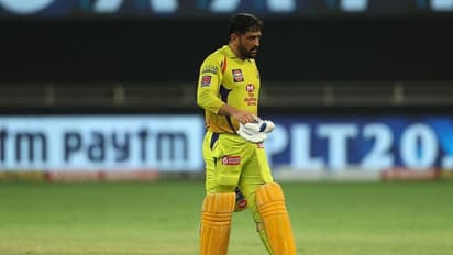 IPL 2020: ఫన్నీ వీడియో... క్రిస్గేల్లా నడుస్తూ ఆటపట్టించిన ధోనీ...