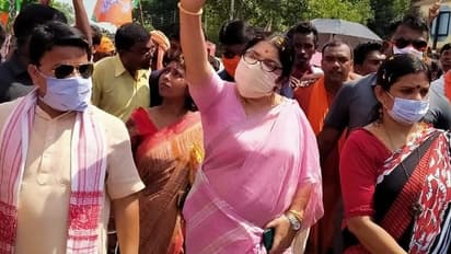 পুলিশকে সামলাতে পারছেন না মমতা, পুজো প্রস্তুতি দেখতে গিয়ে তৃণমূলের সমালোচনা লকেটের