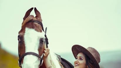 குதிரை மீது சவாரி செய்ய தயாரான குட்டி நயன்தாரா! இளம் நடிகைகளை மிரளவைக்கும் அனிகாவின் அட்ராசிட்டி!