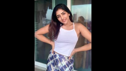 హ్యాపీ వీకెండ్ అంటూ నాటీ పోజెస్ ఇస్తున్న ఈషా..!