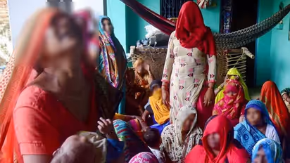 हाथरस केस: पीड़िता की मां ने कहा- 'अधिकारी कहते रहे, खाते में कितने पैसे गए पता है क्या?'