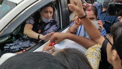 హత్రాస్ కేసు: సృతీ ఇరానీకి నిరసన సెగ, కాన్వాయ్ని చుట్టుముట్టిన కాంగ్రెస్ కార్యకర్తలు