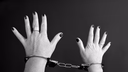 ১৭ বছরের নাবালককে বিয়ে, তারপরই তাকে যৌন নির্যাতন - আত্মসমর্পণ করলেন যুবতী