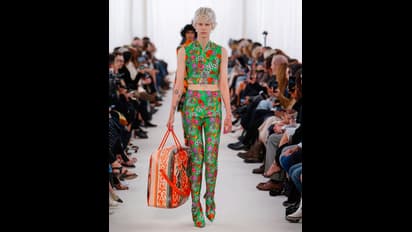 ವೈರಲ್ ಆಗ್ತಿರೋ ಈ ಬ್ಯಾಗ್ ನೋಡೋಕೆ  ಥೇಟ್ ರಗ್ ಥರ: ಬೆಲೆ ಮಾತ್ರ 2 ಲಕ್ಷ..!