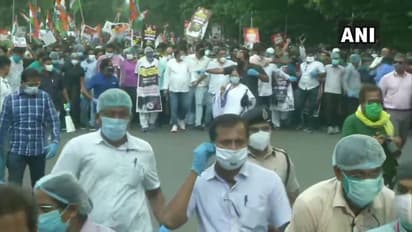 ഹത്റാസ് പെൺകുട്ടിക്ക് നീതി ഉറപ്പാക്കണമെന്നാവശ്യപ്പെട്ട് കൊൽക്കത്തയിൽ മമതയുടെ നേതൃത്വത്തിൽ റാലി