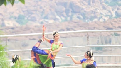 ಗಂಗಾವತಿ: ಕೊರೋನಾ ನಿವಾರಣೆಗಾಗಿ ಅಂಜನಾದ್ರಿ ಪರ್ವತದಲ್ಲಿ ಭರತನಾಟ್ಯ ಸೇವೆ