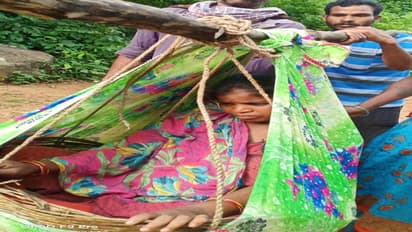 కారణమిదీ:  గర్భిణీని 10 కి.మీ. డోలీలో మోసుకెళ్లిన భర్త