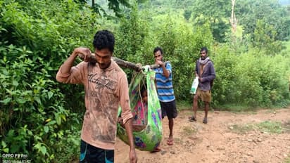 రోడ్డు లేక.. గర్బిణిని 20కి.మీ.లు డోలీలో ఆస్పత్రికి తీసుకెళ్లిన బంధువులు...