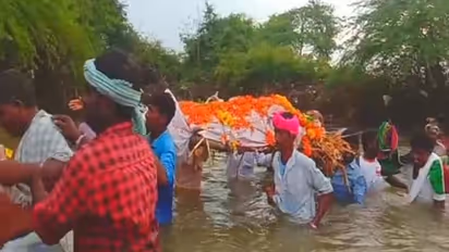 ಸೊಂಟದೆತ್ತರ ಹರಿಯುತ್ತಿದ್ದ ಹಳ್ಳದಲ್ಲೇ ಸಾಗಿ ಶವ ಸಂಸ್ಕಾರ: ಯಾದಗಿರಿಯಲ್ಲಿ ಮನಕಲಕುವ ಘಟನೆ