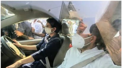 നോട്ടം കൊണ്ട് നിയന്ത്രിച്ച്, ചേര്‍ത്ത് പിടിച്ച് പ്രിയങ്കയും രാഹുലും; പ്രതിഷേധ തീയായി ഹാഥ്റാസ്