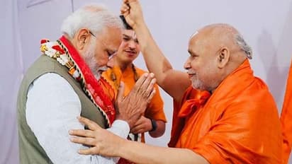 पीएम मोदी ने फोन कर जाना जगद्गुरु रामभद्राचार्य का हाल, कोरोना संक्रमित होने के बाद PGI में हुए थे भर्ती