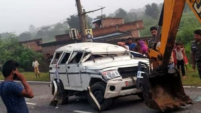 కలెక్టర్ కారును ఢీకొన్న లారీ: యాదాద్రి భువనగిరి కలెక్టర్ కు తప్పిన ప్రమాదం