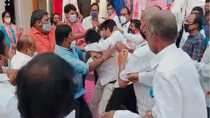 హోంమంత్రి ఎదుటే తన్నుకున్న టీఆర్ఎస్ నేతలు(వీడియో)