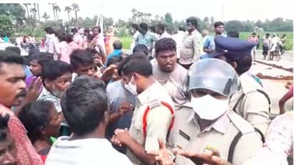 స్థల వివాదం... ఏఎస్సై వీరంగం, ముగ్గురిపై కత్తితో దాడి (వీడియో)