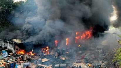 कानपुर पेंट फैक्ट्री में लगी भीषण आग: एक के बाद एक हुए 50 धमाके..सामान छोड़ घरों में जा छिपे मजदूर