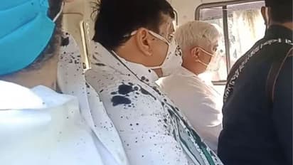 హత్రాస్ బాధిత కుటుంబానికి ఆప్ ఎంపీ పరామర్శ: ఇంకు పోసిన యువకుడు