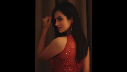 சிவப்பு நிற ஹாட் உடையில் இடுப்பழகி ரம்யா பாண்டியன்..! கடைசியாக நடத்திய போட்டோஷூட் புகைப்படங்கள்..!