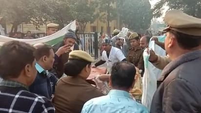 হাথরস-কাণ্ডে রণংদেহি উত্তরপ্রদেশ পুলিশ, বিরোধী নেতা-সাংবাদিকদের বিরুদ্ধে রাষ্ট্রদ্রোহিতার মামলা