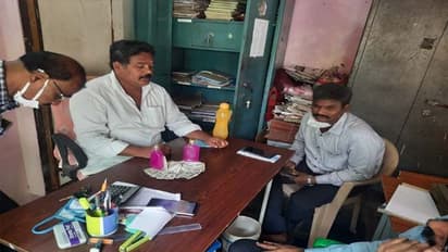 ఆలయంలో ఏసిబి దాడులు... అడ్డంగా బుక్కయిన సీనియర్ అధికారి (వీడియో)