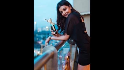 కాజల్ బ్యాచిలరెట్ పార్టీ...చేతిలో బాటిల్ తో రచ్చ!