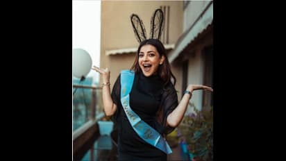 பக்கத்தில் மது... வருங்கால கணவர் மடியில் குஜாலாக அமர்ந்திருக்கும் காஜல் அகர்வால்..! அரிய புகைப்படம்.!