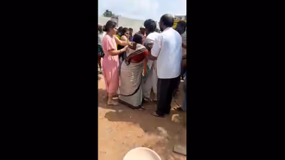 ಮಹಿಳೆಯರೆದು ಅಸಭ್ಯ ವರ್ತನೆ : ದೇವರಾಣೆ ಹಾಕಿ ಹಿಗ್ಗಾಮುಗ್ಗಾ ಧರ್ಮದೇಟು