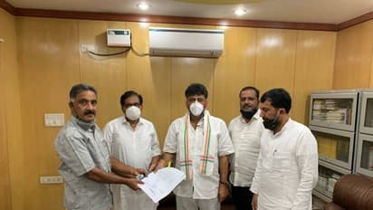 ಜೆಡಿಎಸ್ ತೊರೆದು ಕಾಂಗ್ರೆಸ್ ಸೇರಿದ ನಾಯಕನಿಗೆ ಟಿಕೆಟ್, ಬಿ-ಫಾರಂ ಕೊಟ್ಟ ಡಿಕೆಶಿ