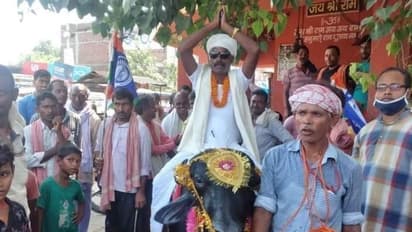 ‘గేదె’ పై కూర్చొని ఎన్నికల ప్రచారం.. అభ్యర్థిపై కేసు