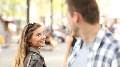 కంటి చూపు... కొంటెనవ్వు.. మగాళ్లకు మగువల గాలాలివే..