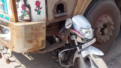 दिल दहला देने वाला हादसा: मां-बेटे की एक साथ दर्दनाक मौत, खौफनाक सीन देख लोग बोले-ये बाइक है या ट्रक