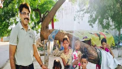 खिलौनों से बच्चों के चेहरों पर लाते हैं मुस्कान, बन गए हैं 'खिलौने वाले अंकल'