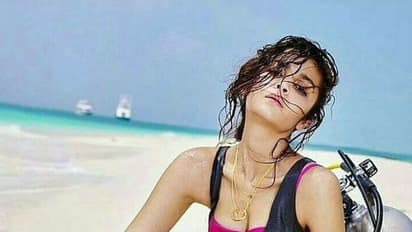 బికినీలో సెక్సీగా కనపడాలా.. అలియాని ఫాలో కావాల్సిందే..!