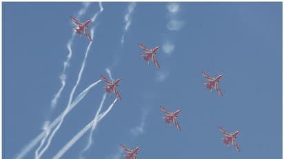 ആകാശക്കോട്ടകള്‍ ഈ കൈകളില്‍ ഭദ്രം; വിസ്മയം തീര്‍ത്ത് വ്യോമാഭ്യാസം