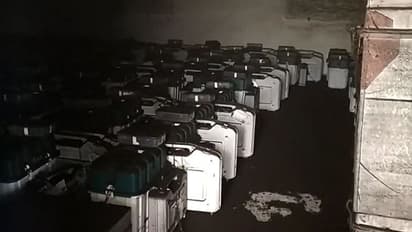 வாக்கு பெட்டிகள் பாதுகாக்கும் மையத்தில் உள்ள அறைகளுக்கு சீல்... மூன்றடுக்கு பாதுகாப்பில் வாக்கு பெட்டிகள்..