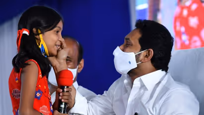 స్కూల్ బ్యాగ్ మోసిన జగన్: పిల్లల స్పందనలు ఇవీ... (ఫొటోలు)