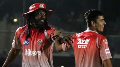 IPL 2020: క్రిస్‌గేల్‌కి ఫుడ్ పాయిజన్... ఆసుపత్రిలో ఎలాంటి ఫోజ్ ఇచ్చాడో చూడండి...