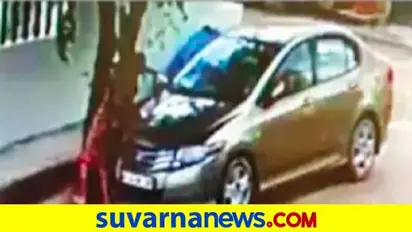 ಹಿಂದಕ್ಕೆ ಚಲಿಸಿದ ಕಾರು, ಮರದ ನಡುವೆ ಸಿಲುಕಿ ಮಹಿಳೆ ಅಪ್ಪಚ್ಚಿ..!