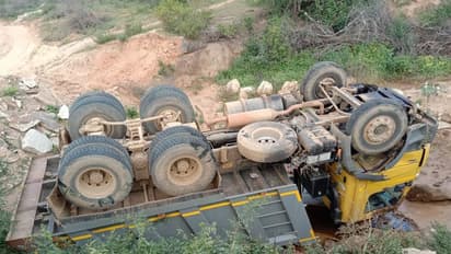 ಭೀಕರ ಅಪಘಾತ : ಪವಾಡ ಸದೃಶವಾಗಿ ಪಾರಾದ್ರು ಚಾಲಕ