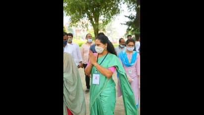 నిజామాబాద్ స్థానిక సంస్థల ఎమ్మెల్సీ ఎన్నికలు: పోలింగ్ సరళిని పరిశీలించిన కవిత