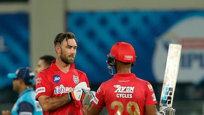 పది కోట్ల చీర్ లీడర్: మాక్స్ వెల్ మీద వీరేంద్ర సెహ్వాగ్ సెటైర్లు