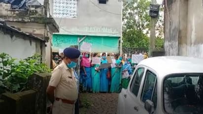 রাজ্য সরকারের বিরুদ্ধে ক্ষোভ, বিভিন্ন দাবিতে মুর্শিদাবাদে অঙ্গনওয়াড়ি কর্মীদের বিক্ষোভ